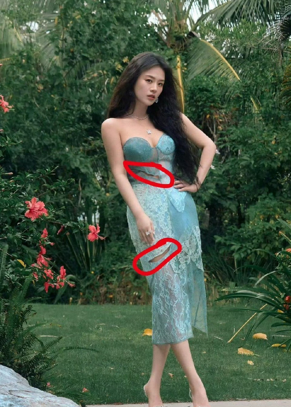 马思纯这裙子好奇怪，一眼看去还以为上面被划了两道口子呢