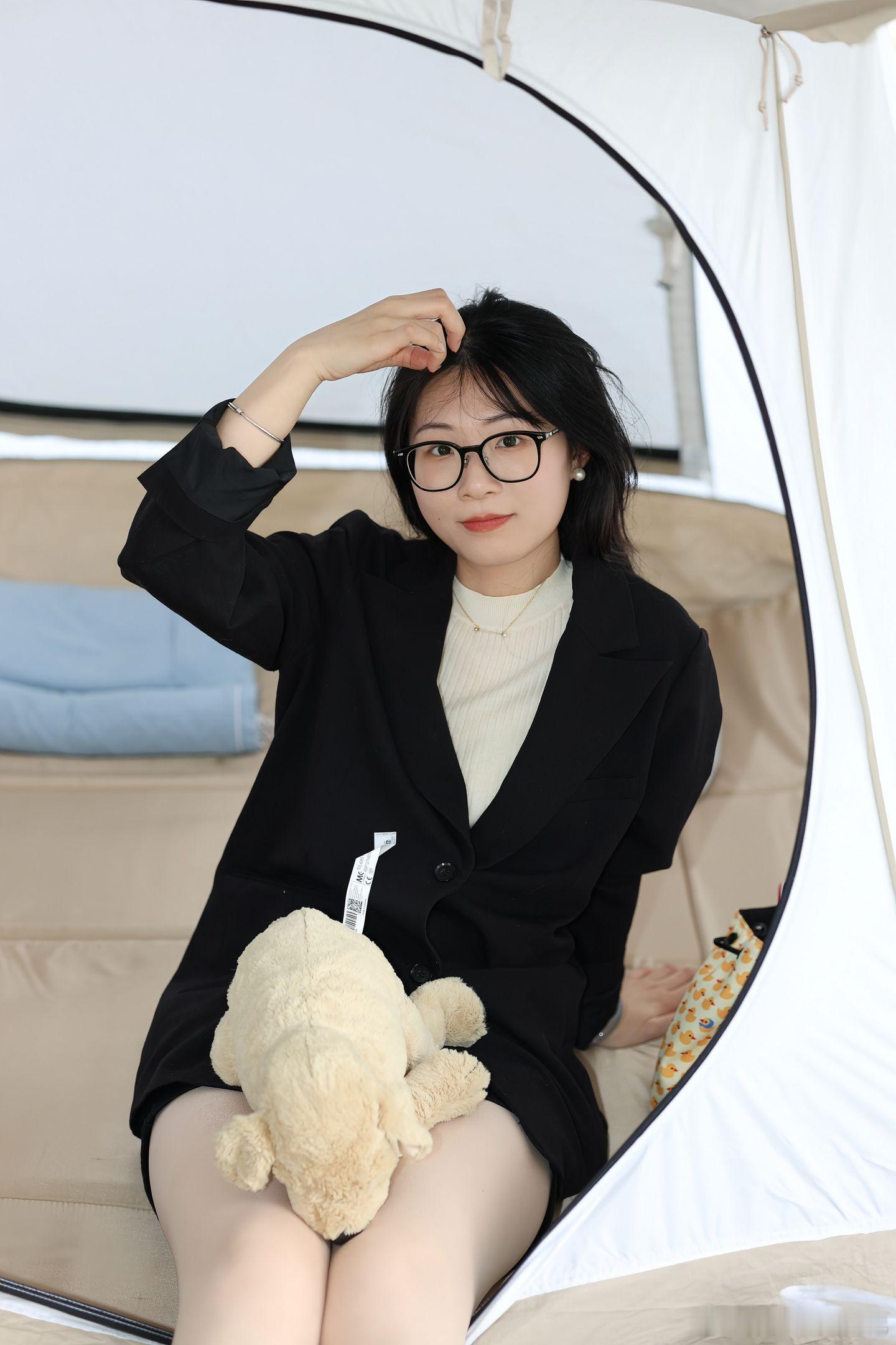 今天穿什么黑色西服美女绘梦长廊