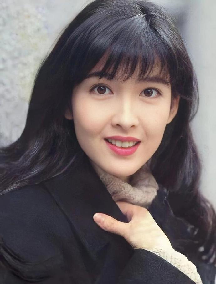 58岁周慧敏，悲痛发文！9月3日晚，女星周慧敏更新了社交账号，字里行间满是压抑