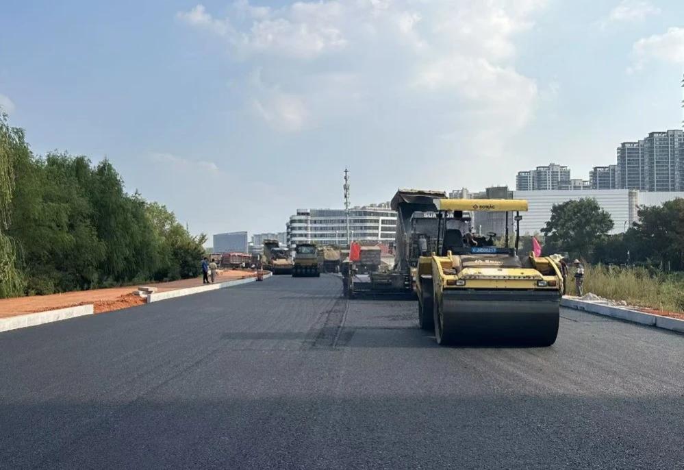 近日，湘江西岸望城段堤防改造项目进入通车前的冲刺阶段。建设者们正抢抓晴好天气推进