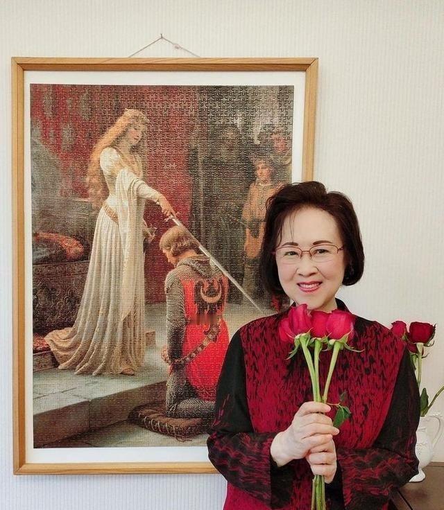 1964年，琼瑶离婚后，做了平鑫涛的情妇。平鑫涛的妻子哭着求她，把丈夫还给自己，