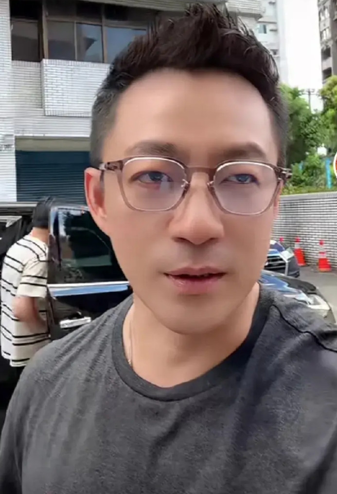 汪小菲确实是个好爸爸，答应孩子的事再忙也会去办。昨天他答应箖箖要养一只虫——独