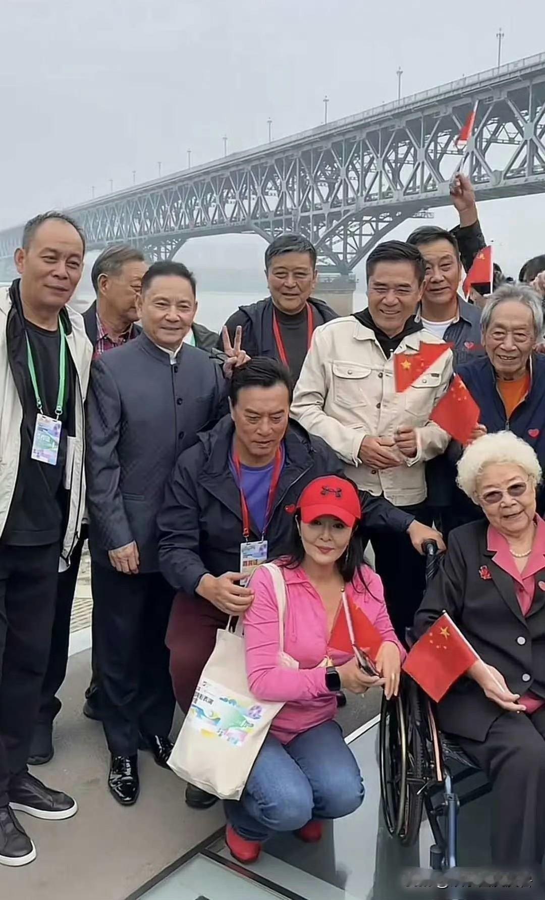 乍一看，以为是一个普通的老年旅游团。再仔细看，发现没一个是普通人​​​。轮