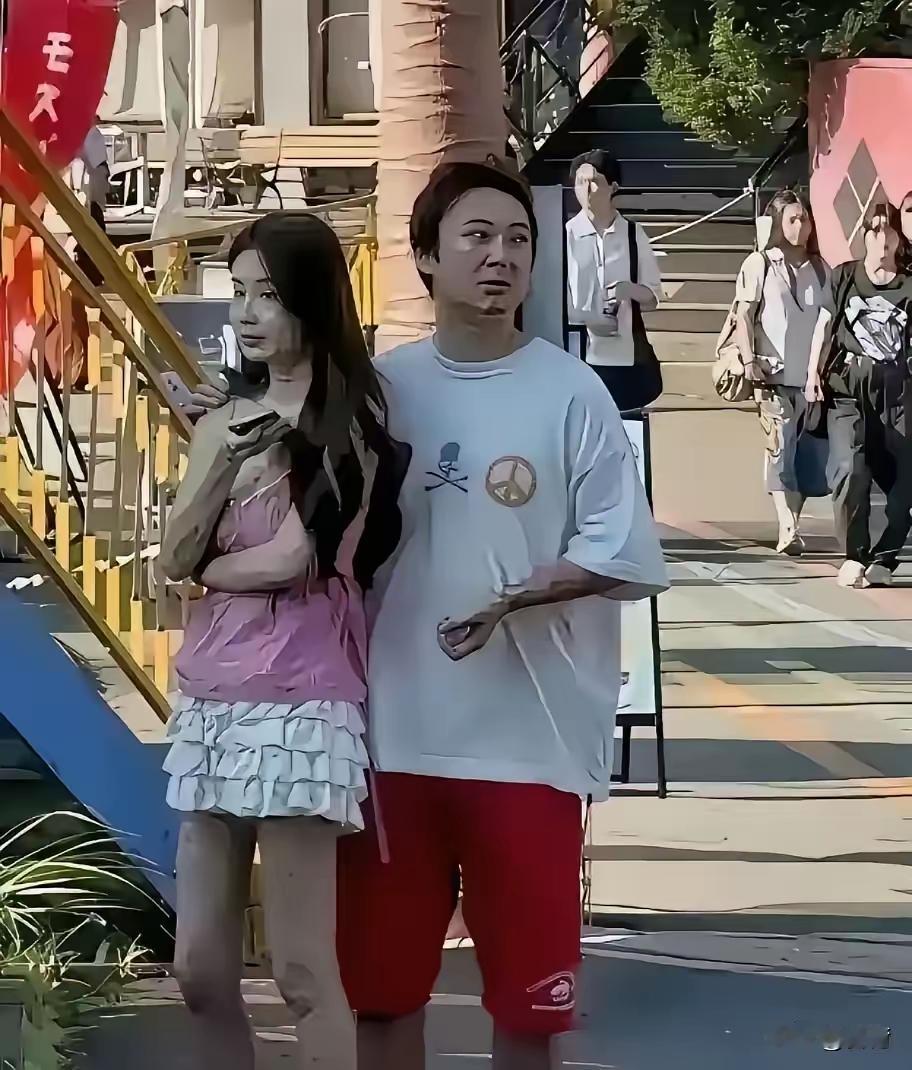 2025年8月19日，网友在日本富士急乐园偶遇王思聪先生及其女友，于是拍下了这张