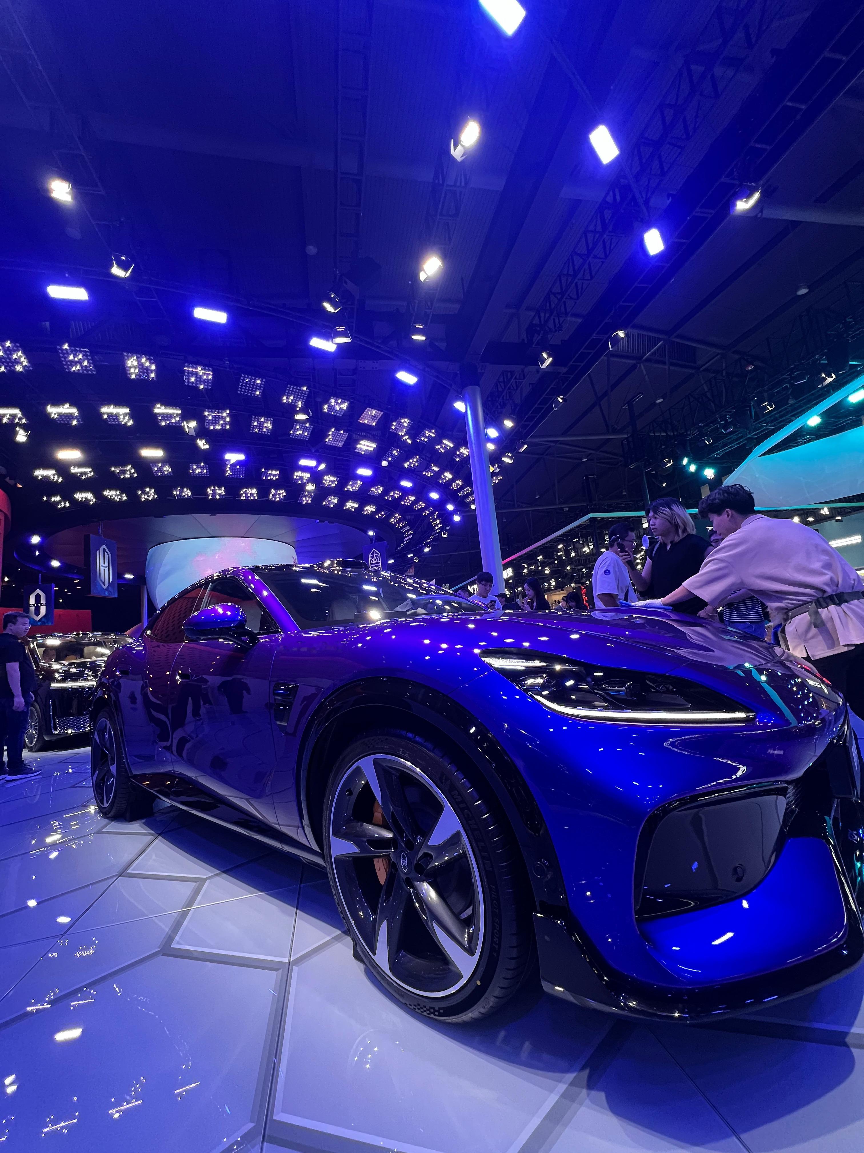 ——智界展台！智界展台真是把“两极反转”玩明白了。 先看V9，那气场真...