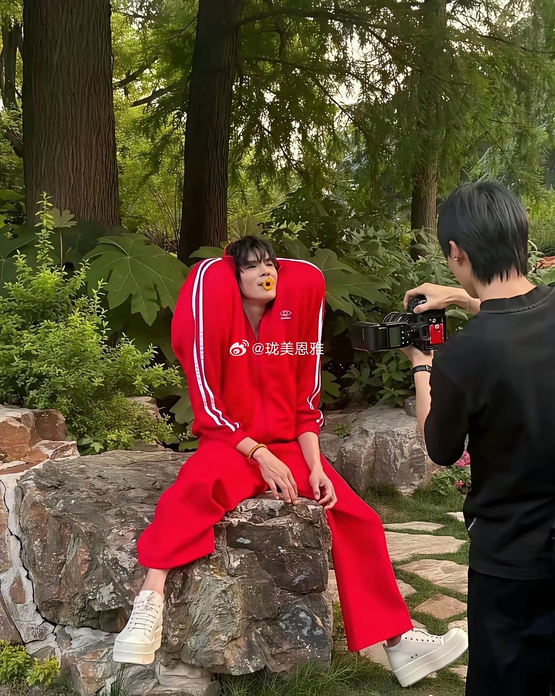 向佐好像越来越沉浸在自己的穿搭里了​​​