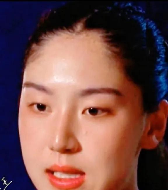 辗压式胜利，王欣瑜2-0挑落巴多萨，后者崩溃，摔拍退赛。2025