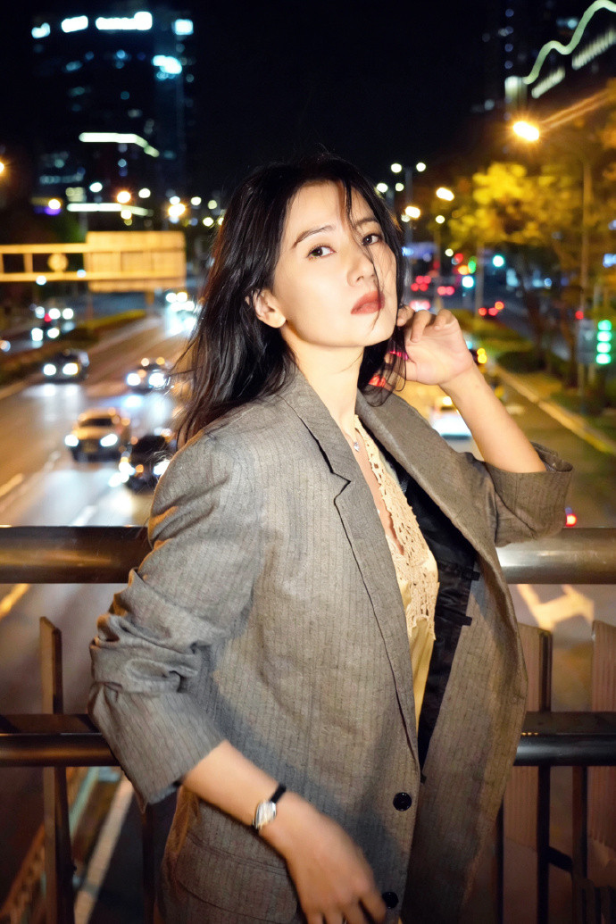 这组夜景街拍兼具松弛感与高级感