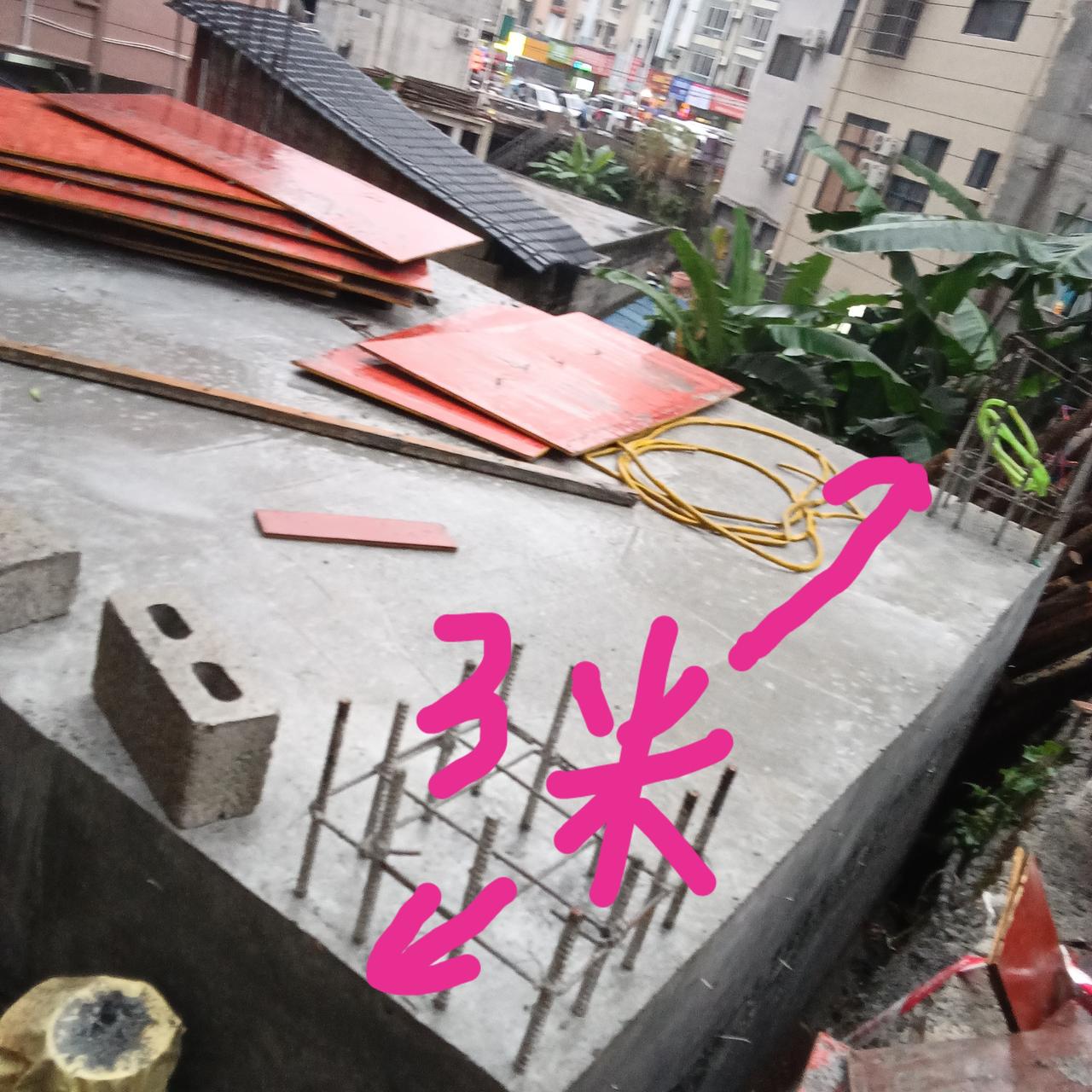 巴马的寸土寸金用在建房告诉你昨天与几位康养人一块儿在坡月街主要地段散步，看