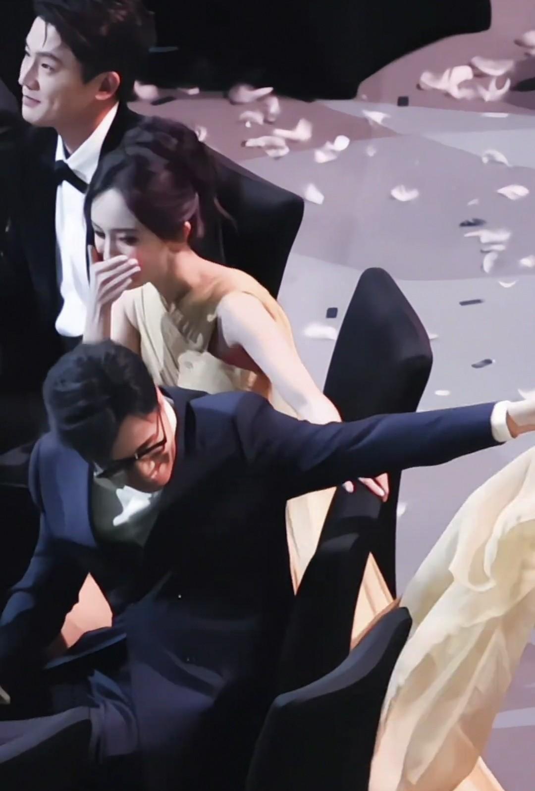 别的顶流在热搜上争番位，他俩在后台互相拆台。于和伟杨幂杨幂七年前送的横幅被挖