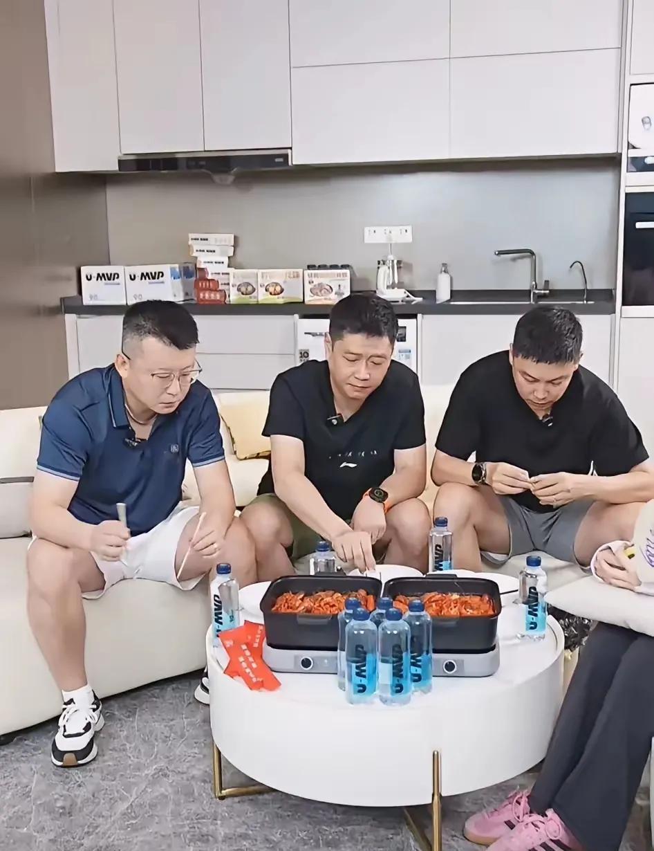 6月2日邱贻可指导直播带货很成功，直播间里有张超，陈玘，三个人聊天拉家常，聊的都