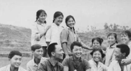 1973年，知青刘朝旭被推荐上大学，临走时去找队长告别。没想到，在他家窗前，听到