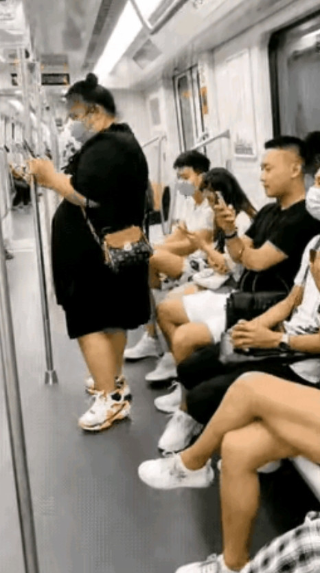 小伙子长得太帅也有罪地铁上一胖姑娘因为没站稳而摔进一男子怀里……我看了好几遍