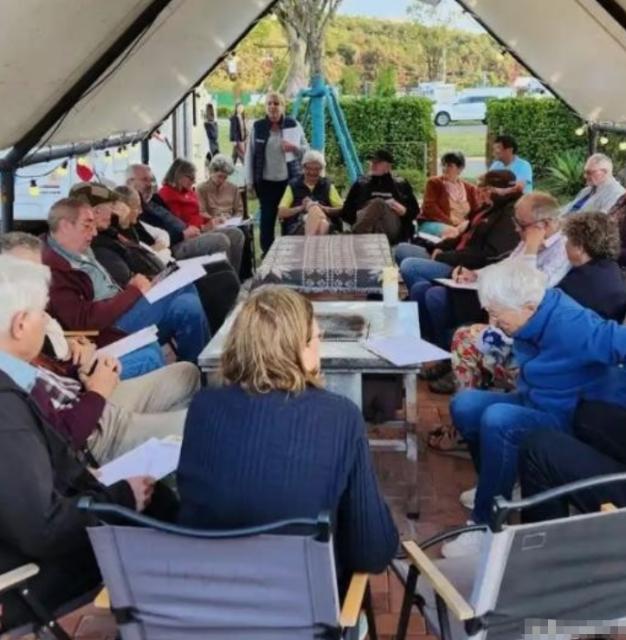 走在慕尼黑的马路上，你会发现一个奇景：公园里拄着拐杖散步的老人、街头喝咖啡聊天的