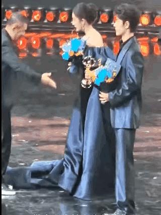 杨幂刚拿微博Queen，身后新浪老总竟一脚踢开她几百万的裙子，全场镜头都懵了。