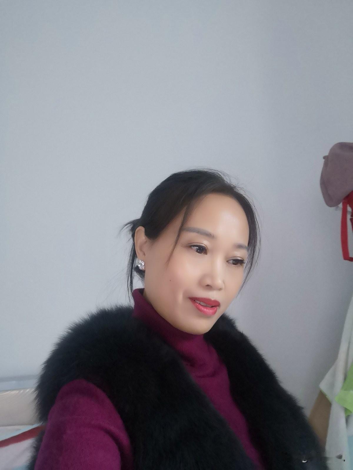 1995年，县医院收费窗口。表妹来借50块钱做手术。作者月工资250块。她