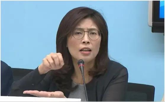 郑丽文估计蓝营立委被罢免的最多三席，而民进党的目标是要罢免蓝营5到10席。为