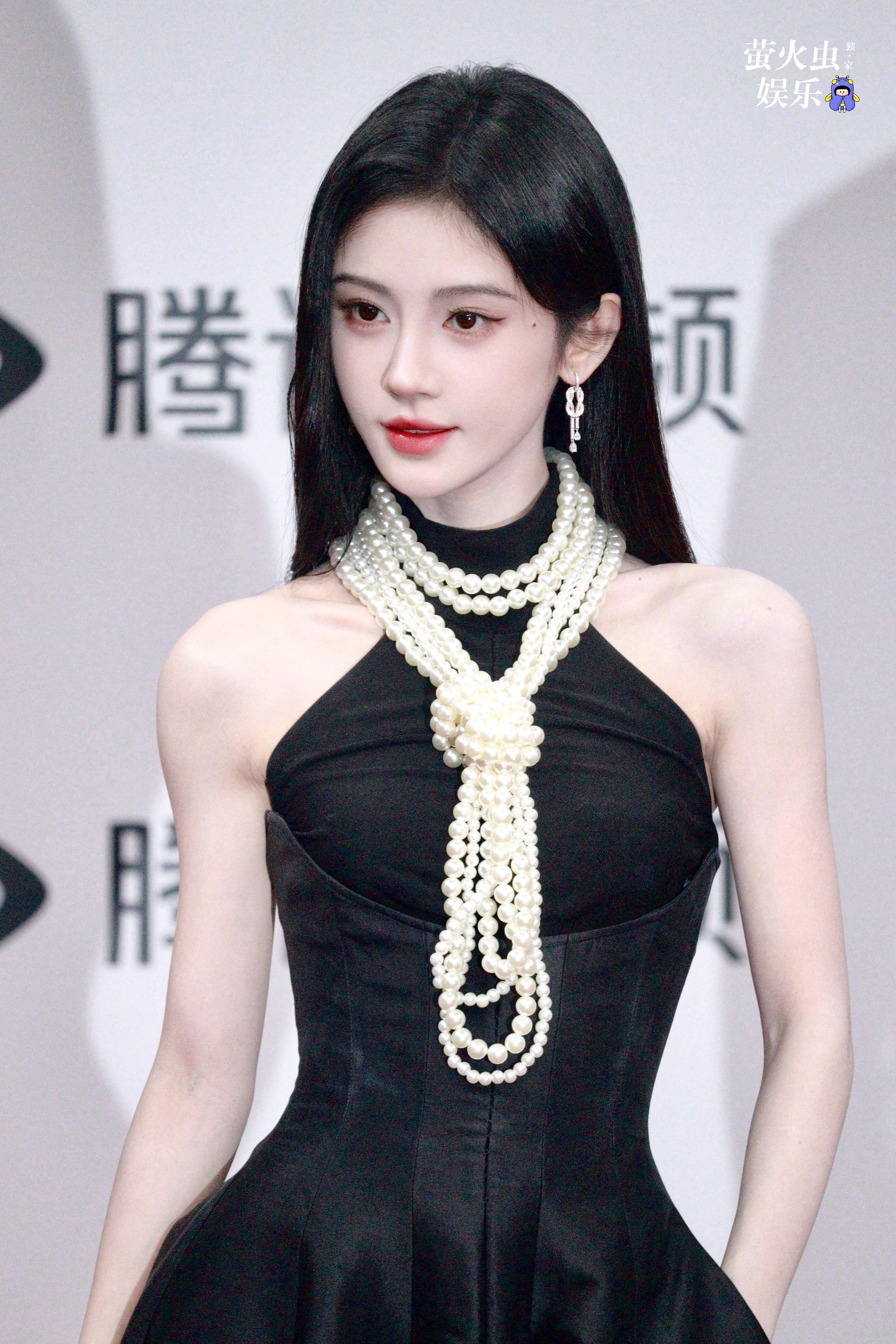 “那些打不倒我的终将使我更加强大”愚人节站姐团建萤火虫一日站姐鞠婧祎