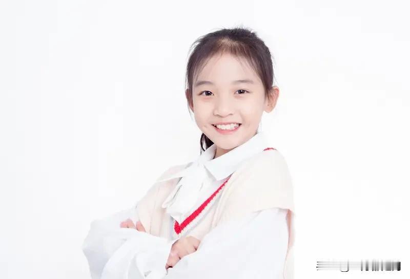 宁夏一小姑娘跳进冰冷的河水里救人看到被救男孩安然无恙后悄悄离开她叫李佳婷，