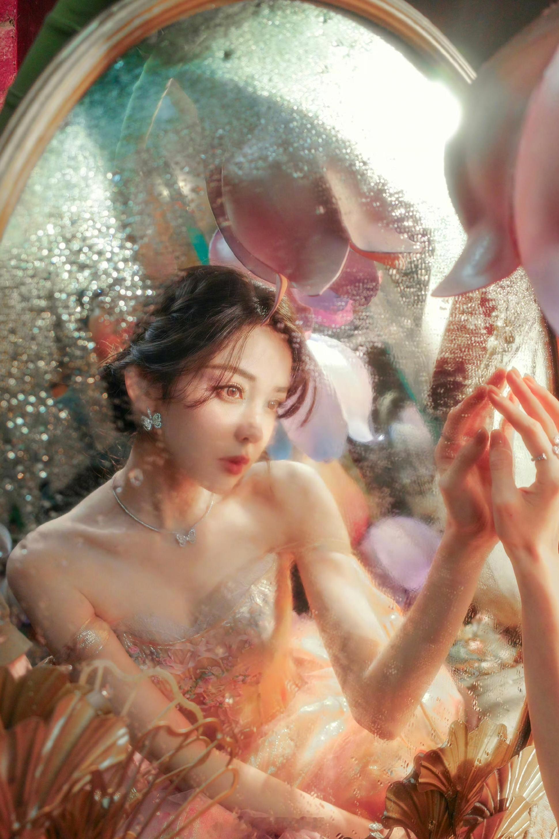 化身甜美花仙子闪耀灵动！美貌养眼——古力娜扎。每日明星美图分享另外今天娱乐圈的