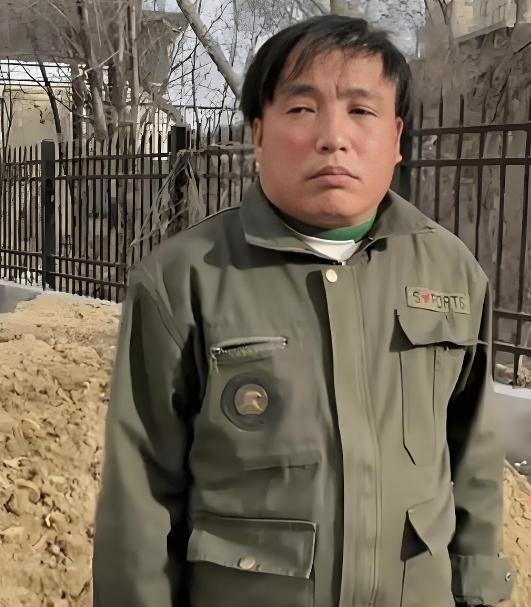 2008年，宋小宝拜访师傅赵本山时说：“你能不能收我一个朋友为徒？他有极高的喜剧