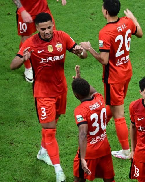 上港联赛夺冠，真正的原因只有一个。媒体人说了，上港夺冠，全靠同行衬托。这话说到