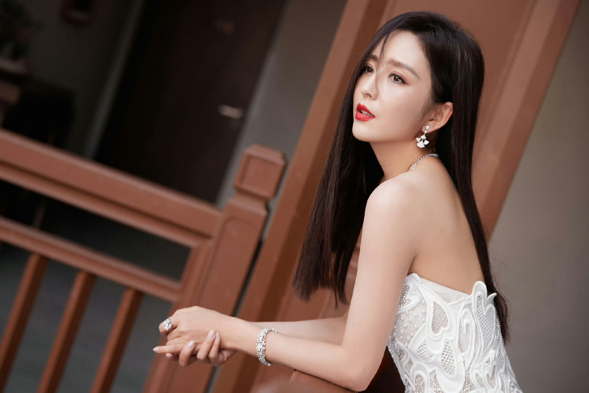 佟丽娅，白色蕾丝长裙穿搭，浪漫优雅的丫丫。佟丽娅