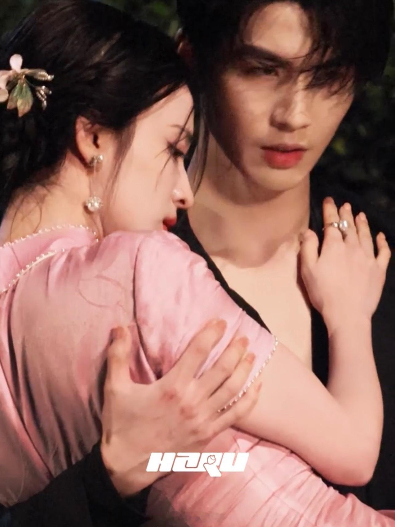 张凌赫湿身撩发这一下想到让张凌赫出演《这一秒过火》的人，是天才吧！张凌赫和王楚然