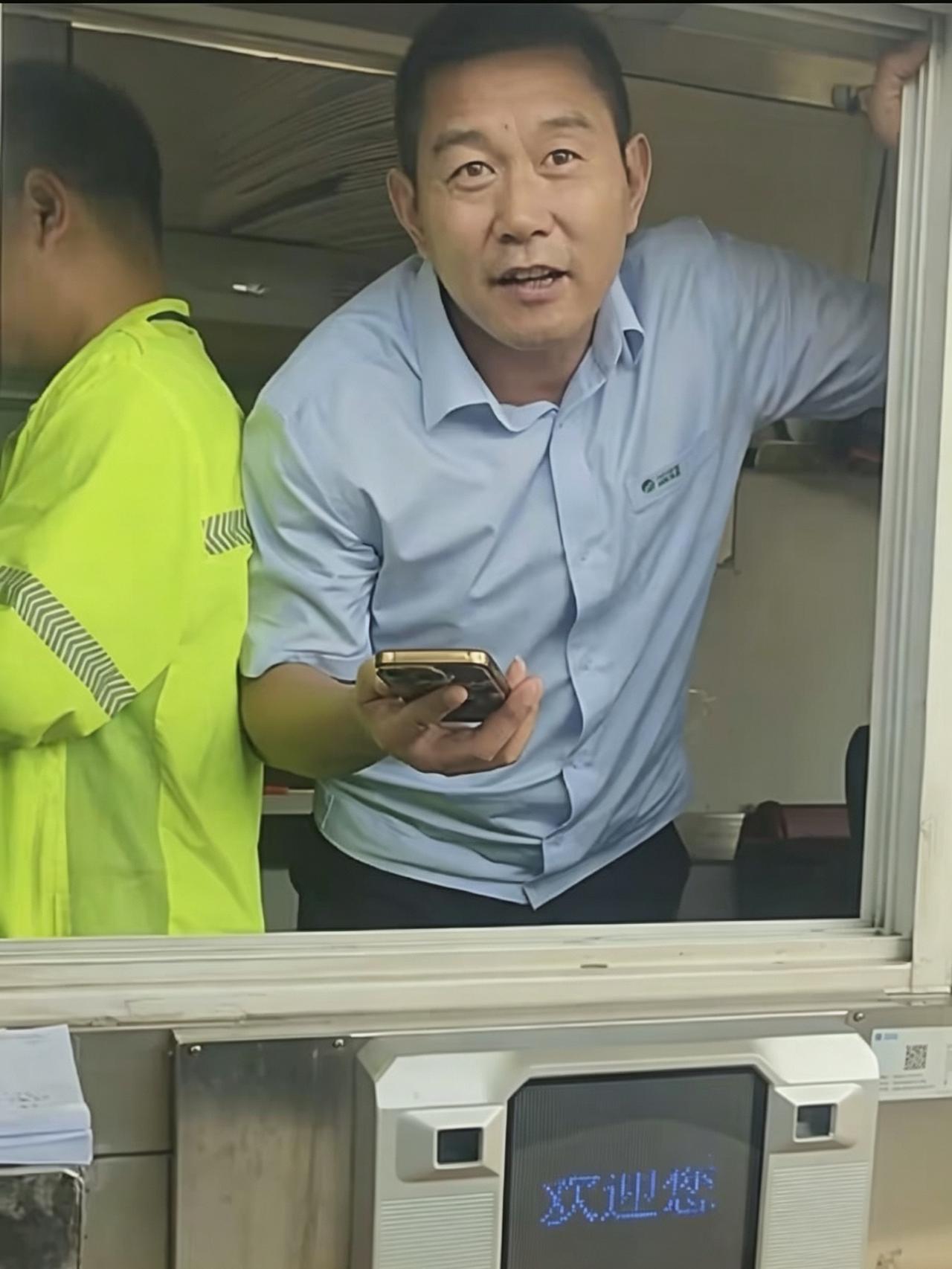 广西贵港暴雨成灾，湖南13名蓝天救援队员跨省驰援五天四夜，转移数百群众。返程过收
