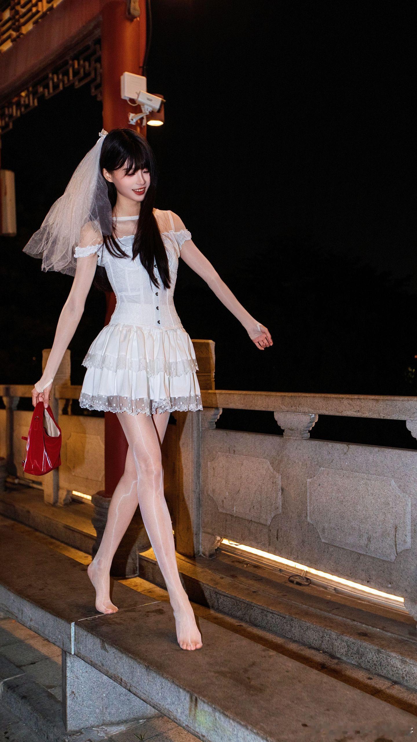 穿着玻璃光连体丝的天使女孩~