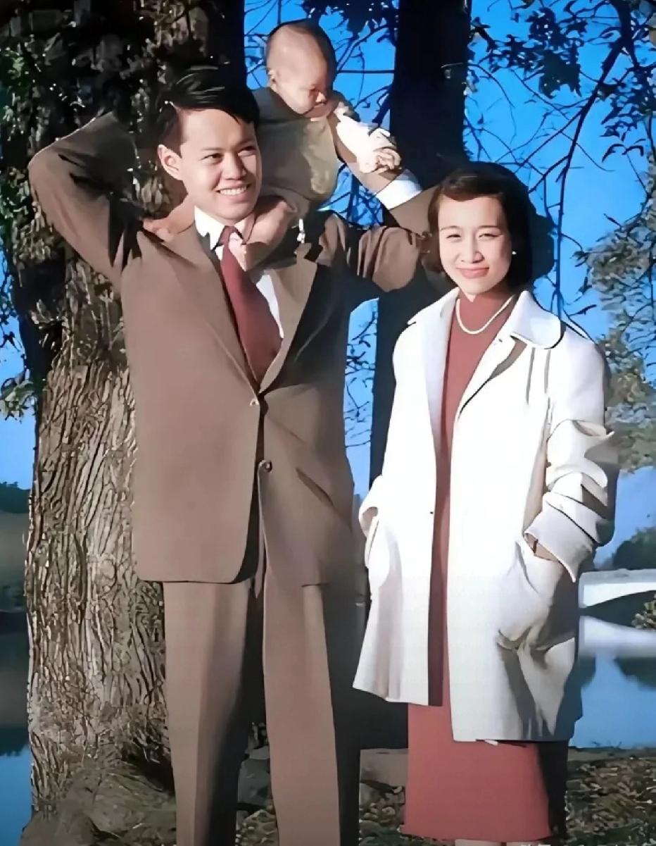 先生溘然长逝，享年103岁。1951年，这张在美国拍的全家福里，他托举着刚满