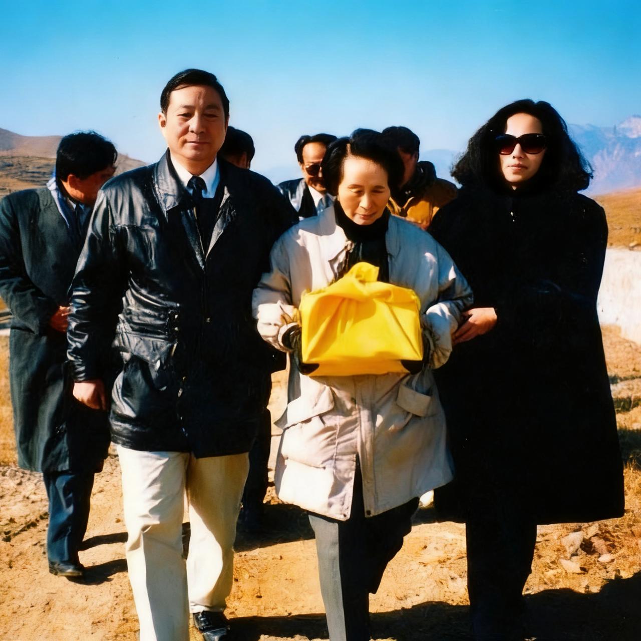 1995年，“末代皇帝”溥仪的妻子李淑贤，执意为溥仪重新迁葬，留下一张罕见的镜头