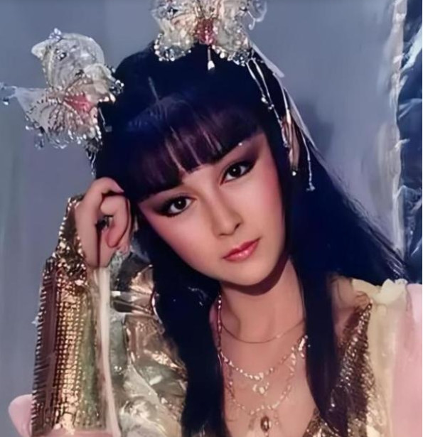 当年，陈鸿烈同时钟情于郑佩佩和潘迎紫。郑佩佩发觉他脚踏两条船，立马就和他分开了。