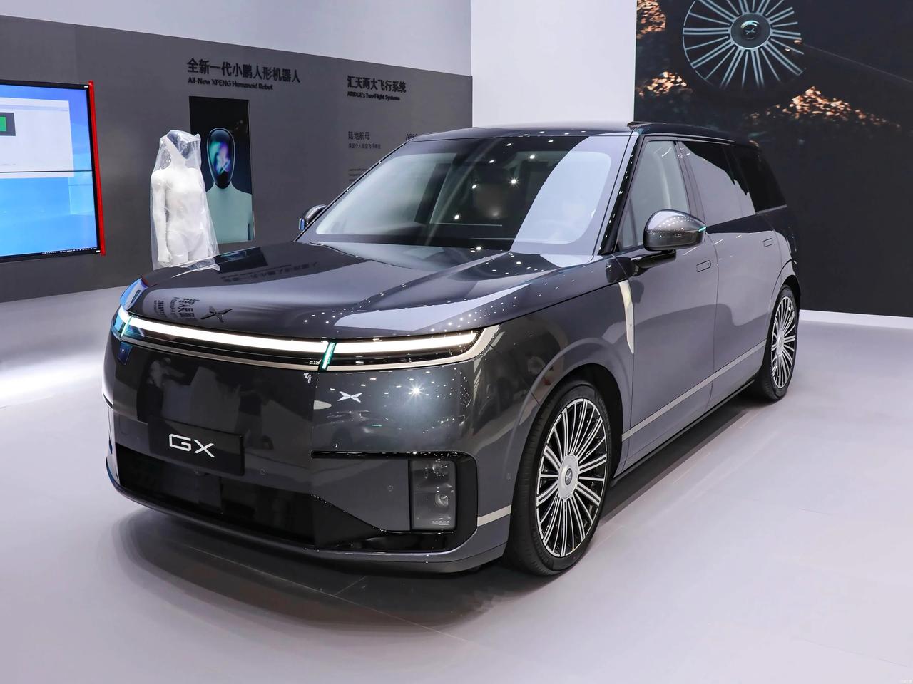 北京车展上，小鹏展台被围得水泄不通，全场焦点就是这台全新科技旗舰——小鹏GX。