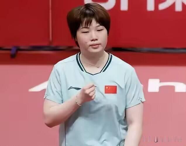 笑不活了！蒯曼3:0拿下伊藤美诚之前，看到教练席背后的莎莎在干嘛了吗？有网