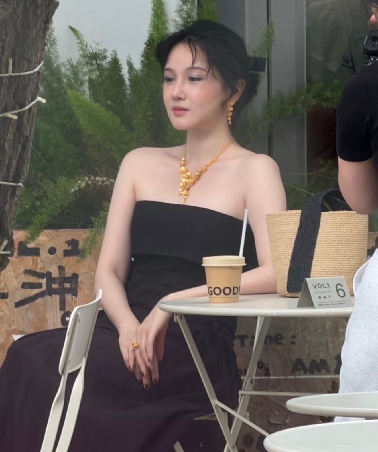 北京街头偶遇陈小纭，真实的样子并没有网上说的那么夸张，还是能认出来她，就是有点肿