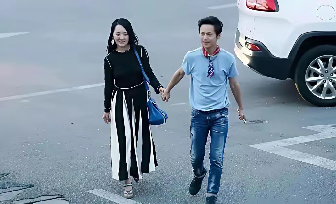 51岁的何炅，牵手54岁的杨钰莹！​​​