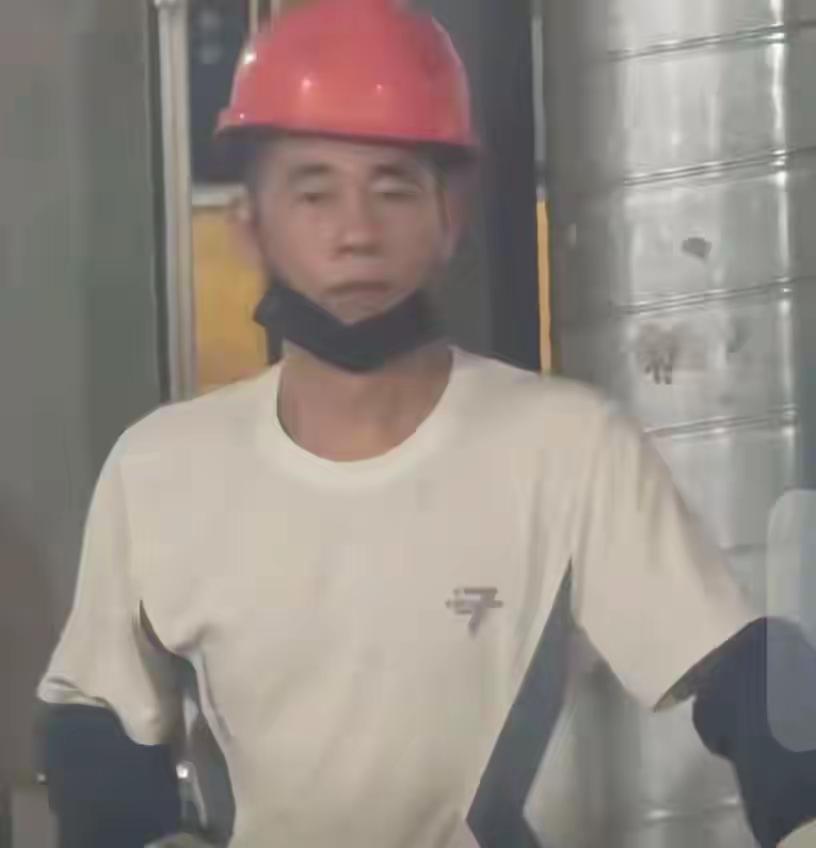福州车间一段随手拍火了，红安全帽的师傅一抬眼，眉骨嘴角跟陈小春像得让人心里咯噔。