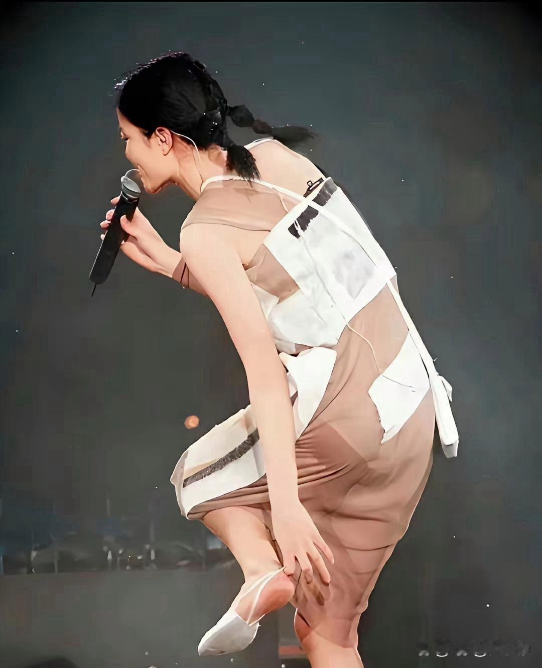 天后的舞台从不缺惊喜！王菲怕是独一份敢穿无底高跟鞋开唱的人，气场直接拉满，只是这