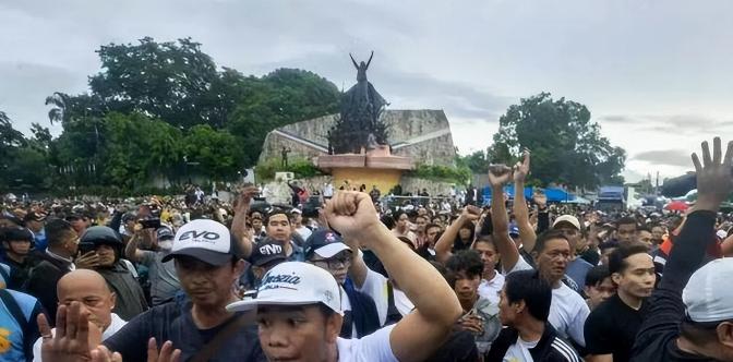 马科斯这回算是彻底捅了马蜂窝。7月6日下午，菲律宾参议院大楼外面，6000多