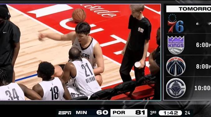 郭士强请过来看看就连人家NBA夏季联赛的主教练都能让杨瀚森讲解战术指挥队友跑位，