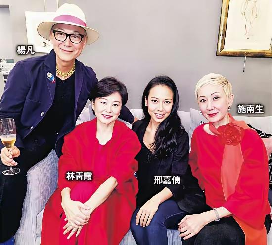 同框施南生，才看懂林青霞当妈的智慧。对待亲生女儿温柔细心，对继女也真心相待，相
