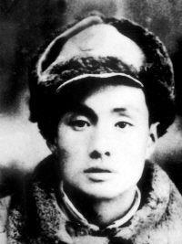 1943年，武工队长侦察敌情时，手枪突然从腰间滑落，还被伪军撞见，可他却不屑地说