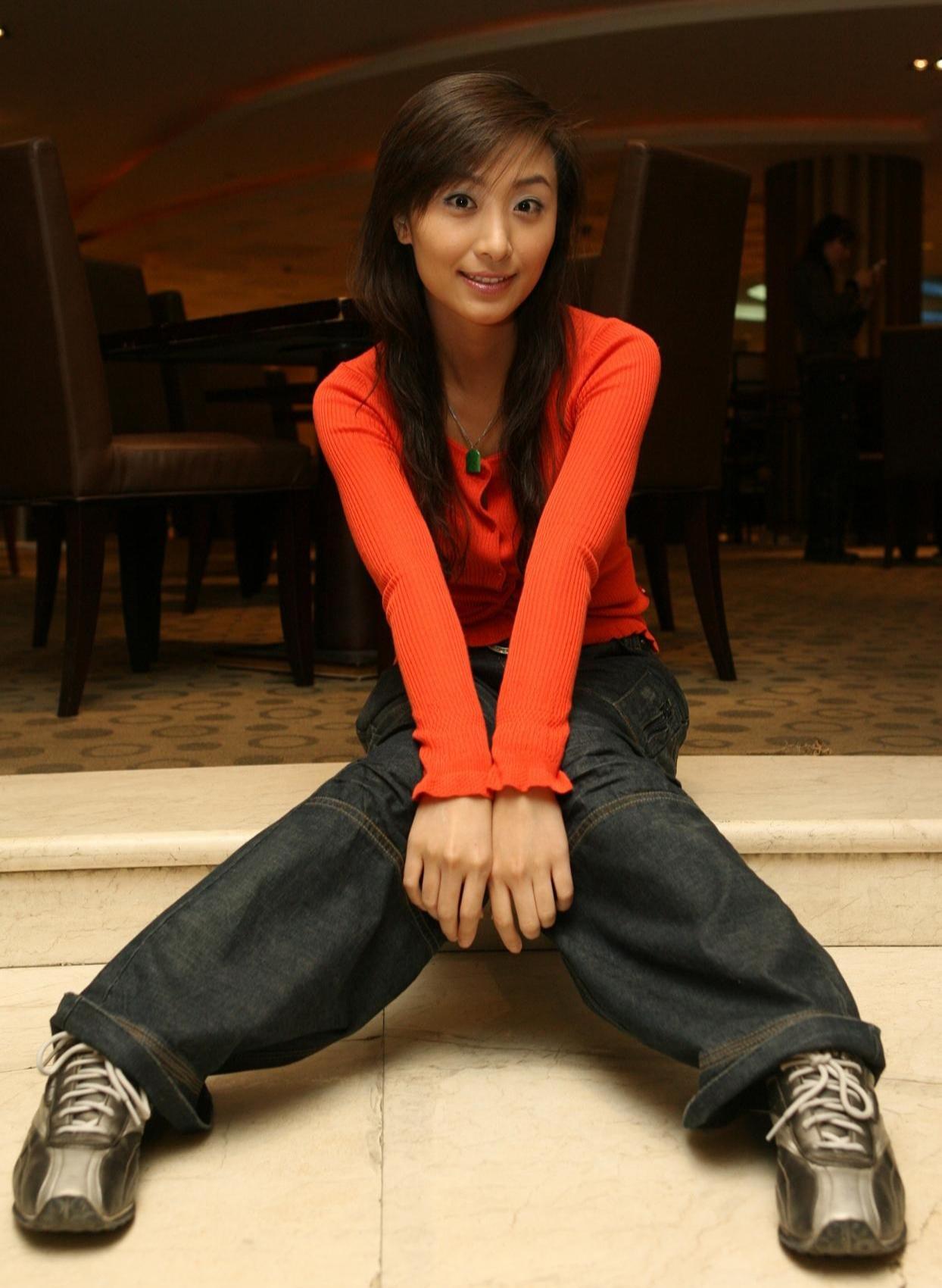 2009年3月12日，聂卫平正式收美貌与棋艺并重的唐莉为徒，一时成为坊间和媒体热