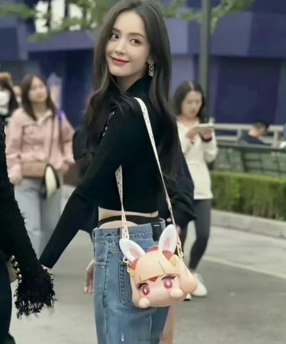 娜扎的裤子是一体的吗？​​​