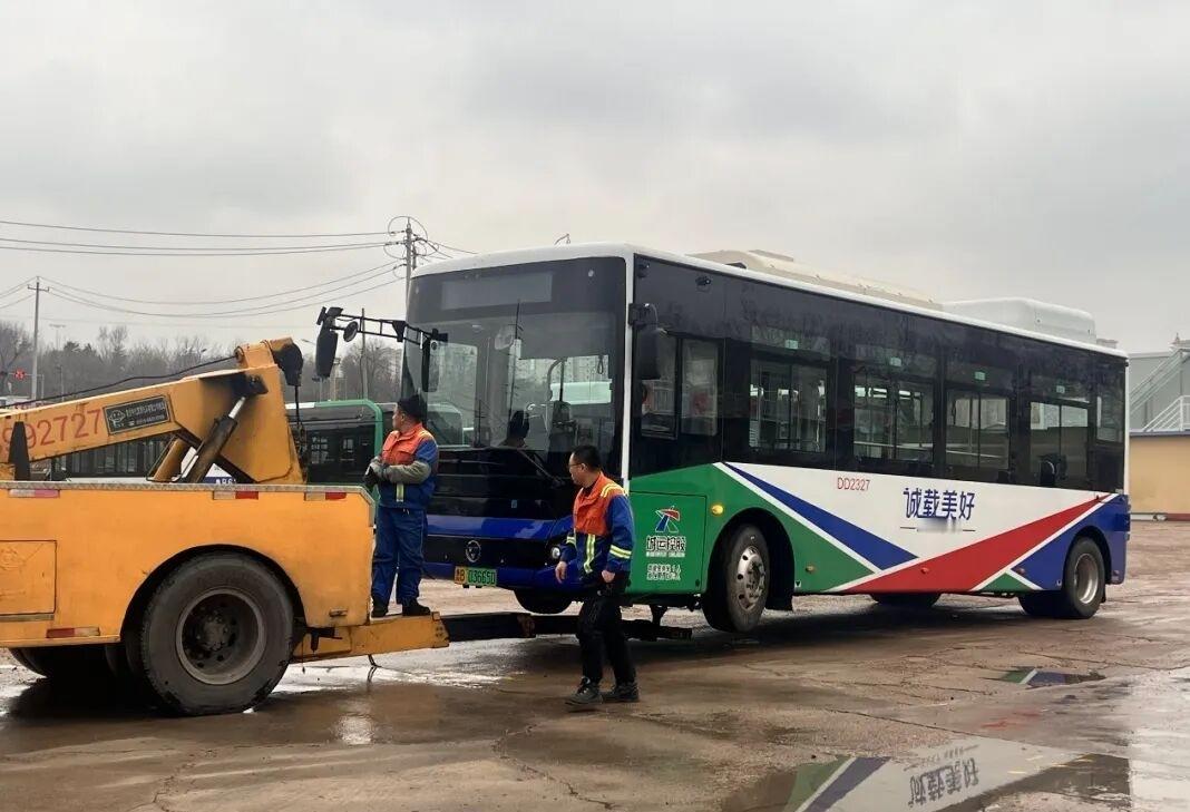晒图笔记大赛近日，青岛市2025年计划更新的377辆公交车陆续到位，其中，6米级