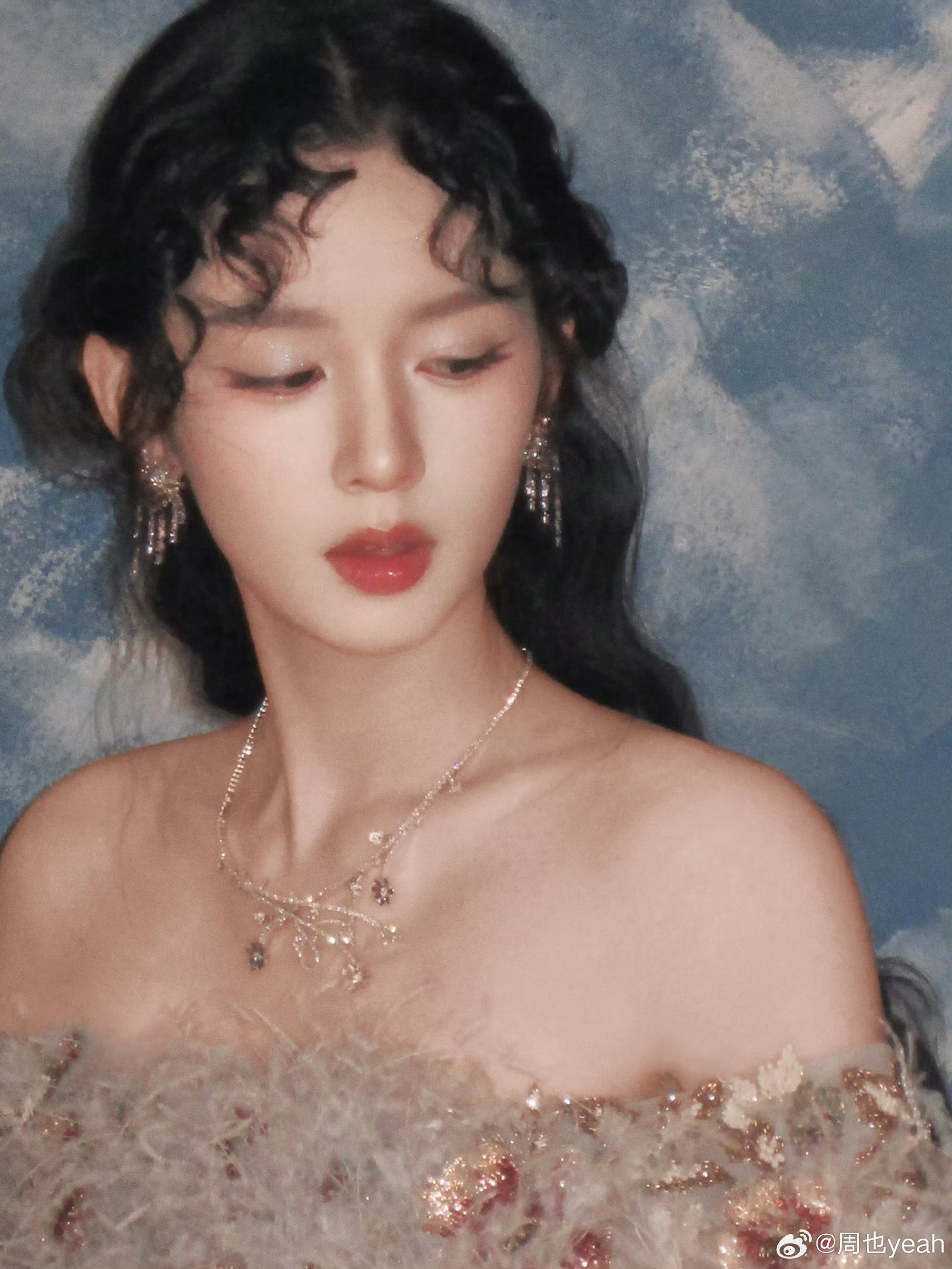 周也你藏的好深周也微博之夜的油画神女造型太惊艳了，清冷破碎感扑面而来，原来她的