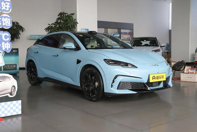 😮刚刷到新款海豹06GT的实车图，先说说直观感受：外观还是那股运动劲儿，浅蓝