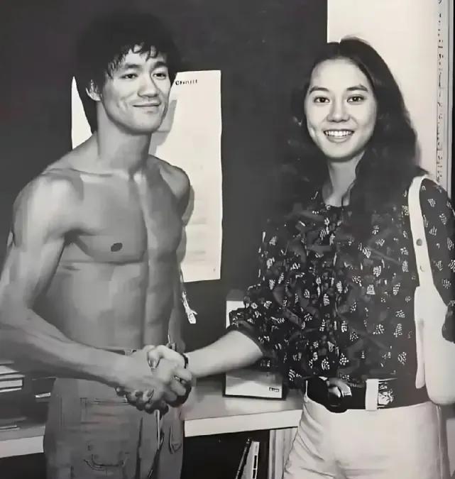 1971年，31岁的国际功夫巨星李小龙和19岁的苗可秀的一张合影！当年，她还客串