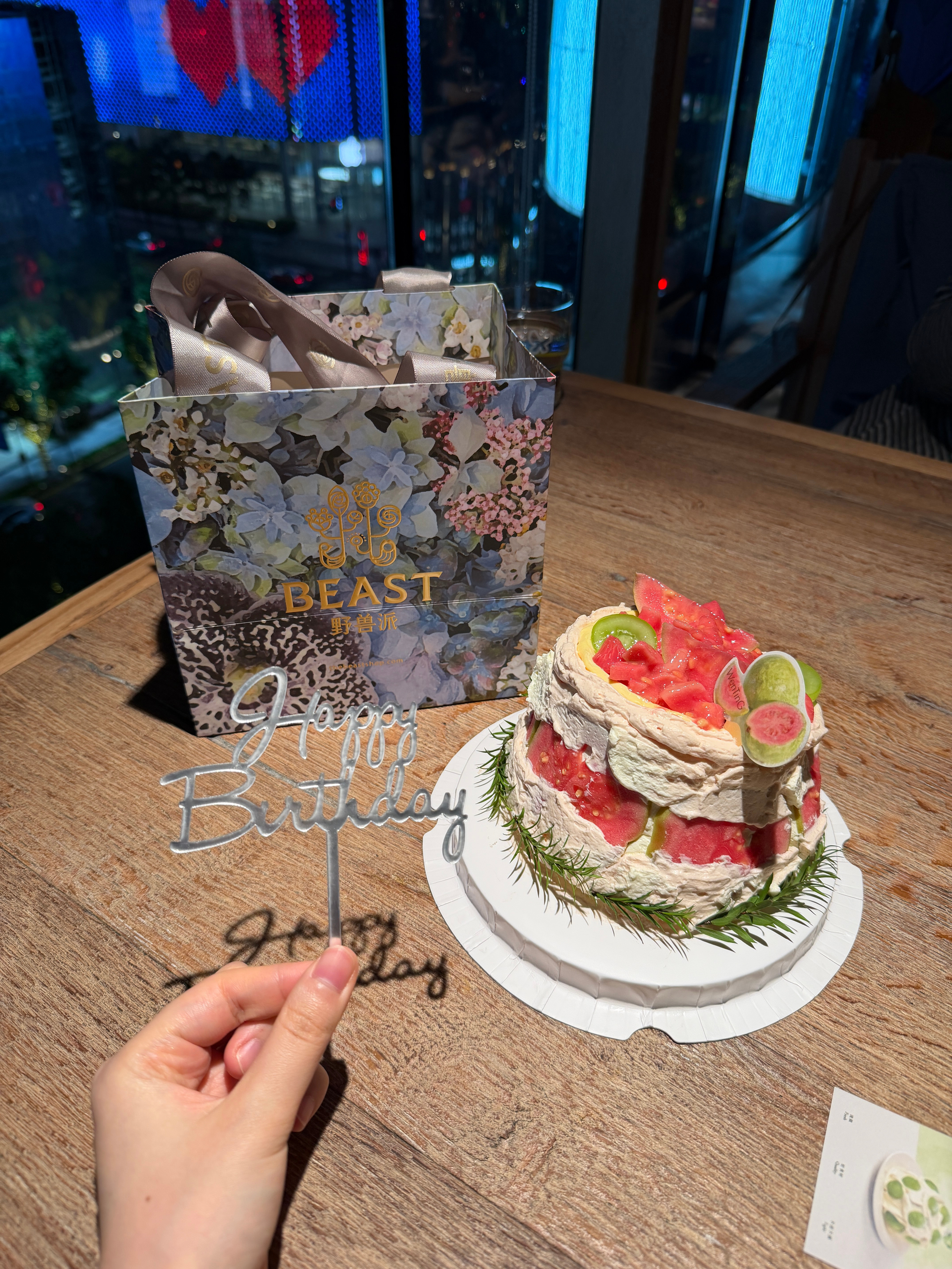 其实小雪不知道我最近生日哈哈哈哈哈我俩在商场看到就买了个蛋糕大馋丫头谢谢小
